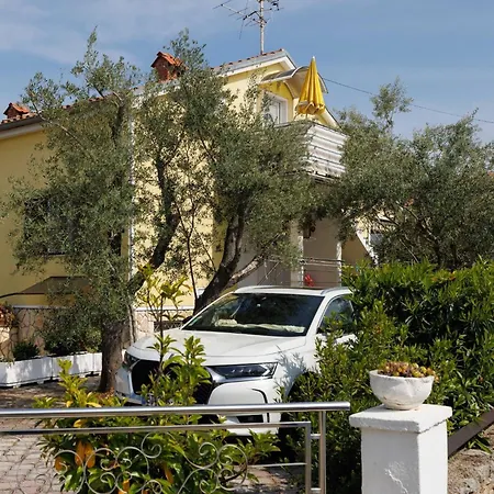 Classic And Trendy With Terrace - Two Bedroom With Terrace